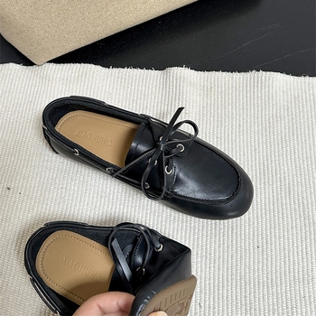 Ženske loafers, retro stil, okrugla vrh, ravna peta — gornji materijal: Super Fiber; zatvaranje: Kick; unutarnji materijal: ovčja koža