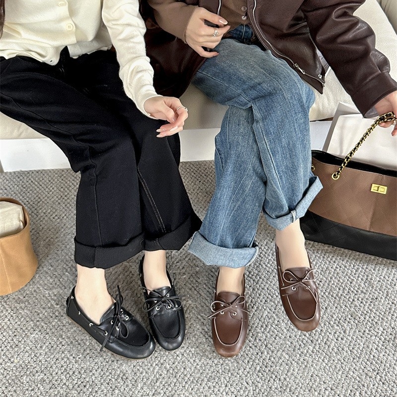 Ženske loafers, retro stil, okrugla vrh, ravna peta — gornji materijal: Super Fiber; zatvaranje: Kick; unutarnji materijal: ovčja koža