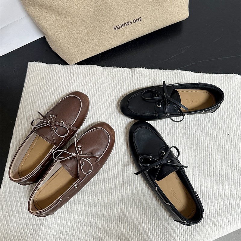 Ženske loafers, retro stil, okrugla vrh, ravna peta — gornji materijal: Super Fiber; zatvaranje: Kick; unutarnji materijal: ovčja koža