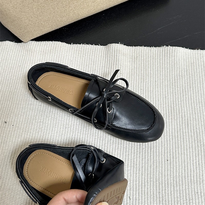 Ženske loafers, retro stil, okrugla vrh, ravna peta — gornji materijal: Super Fiber; zatvaranje: Kick; unutarnji materijal: ovčja koža