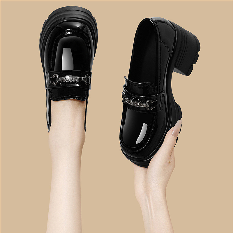 Дамски лофери от патентована кожа, кръгъл нос, без връзки, дебел ток