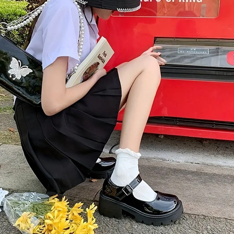 Pantofi Mary Jane cu toc înalt, vârf rotund, vamp din piele sintetică, toc gros de 6–8 cm, partea superioară joasă