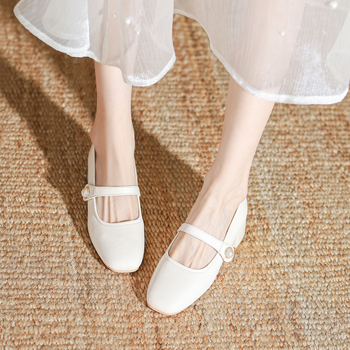 Pantofi Mary Jane din piele naturală, cu cataramă din perlă, vârf pătrat, toc mediu de 4 cm, partea superioară din piele cu două straturi, talpă interioară din piele naturală