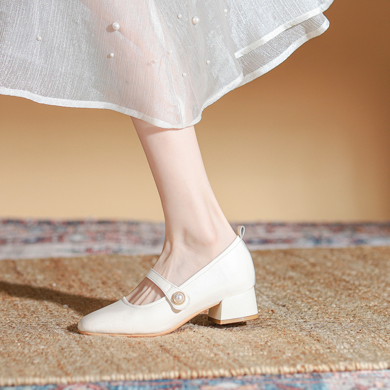 Pantofi Mary Jane din piele naturală, cu cataramă din perlă, vârf pătrat, toc mediu de 4 cm, partea superioară din piele cu două straturi, talpă interioară din piele naturală