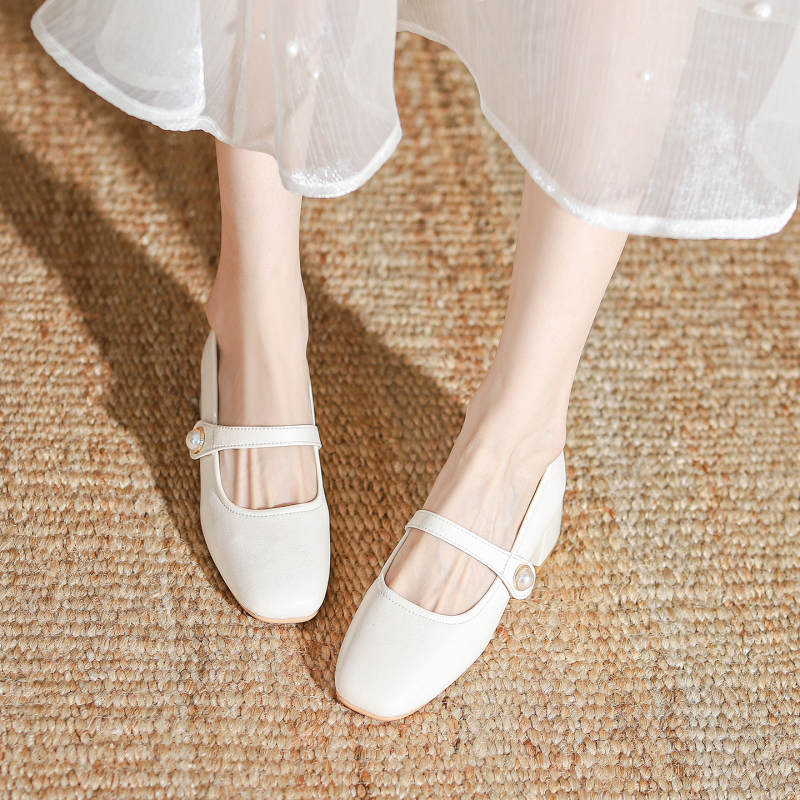 Pantofi Mary Jane din piele naturală, cu cataramă din perlă, vârf pătrat, toc mediu de 4 cm, partea superioară din piele cu două straturi, talpă interioară din piele naturală