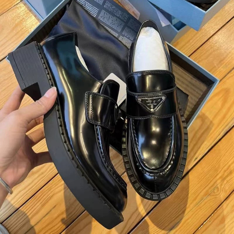 Γυναικείοι loafers από δέρμα κατσίκας, χωρίς κορδόνια, χαμηλό και παχύ τακούνι 1–3 εκ, σόλα από καουτσούκ