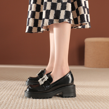 Loafers cu cataramă dreptunghiulară din cristale, talpă groasă cu înălțime internă, partea superioară din microfibră, vârf pătrat, toc 6-8 cm