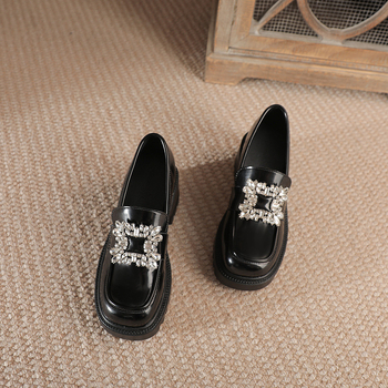 Loafers cu cataramă dreptunghiulară din cristale, talpă groasă cu înălțime internă, partea superioară din microfibră, vârf pătrat, toc 6-8 cm