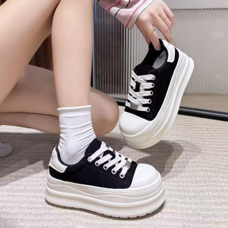 Платформи за жени, ретро стил; суедова горна част; EVA подметка; закопчаване с връзки; кръгъл нос; платформа височина 3–7 см