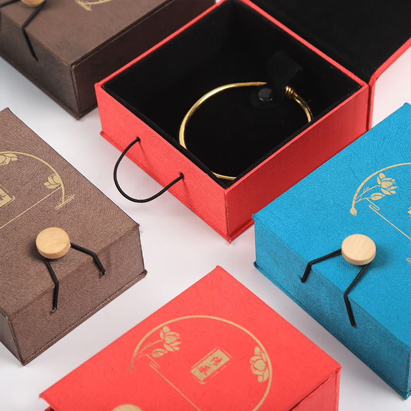 Cutie pentru brățări și pandante – stil moștenire în design, ambalaj din materiale compozite