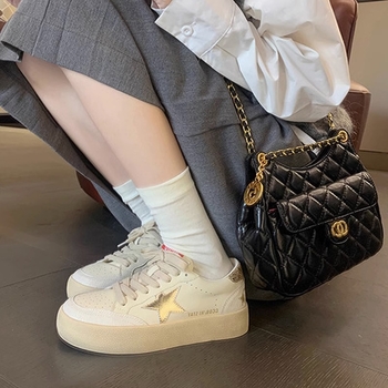 Adidași de damă din piele cu cusături în formă de stea, partea superioară din piele de vită dublă, talpă din cauciuc, căptușeală din plasă, închidere cu șiret în față