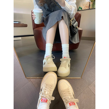 Adidași de damă din piele cu cusături în formă de stea, partea superioară din piele de vită dublă, talpă din cauciuc, căptușeală din plasă, închidere cu șiret în față