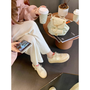 Adidași de damă din piele cu cusături în formă de stea, partea superioară din piele de vită dublă, talpă din cauciuc, căptușeală din plasă, închidere cu șiret în față