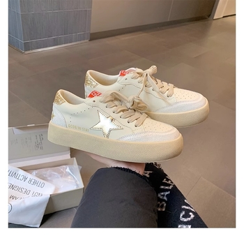 Adidași de damă din piele cu cusături în formă de stea, partea superioară din piele de vită dublă, talpă din cauciuc, căptușeală din plasă, închidere cu șiret în față