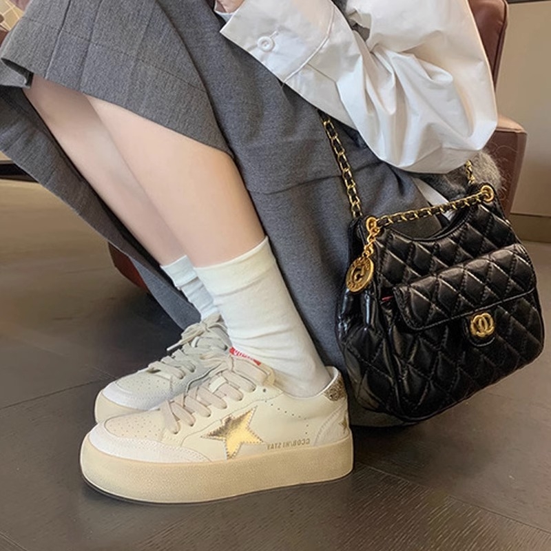 Adidași de damă din piele cu cusături în formă de stea, partea superioară din piele de vită dublă, talpă din cauciuc, căptușeală din plasă, închidere cu șiret în față