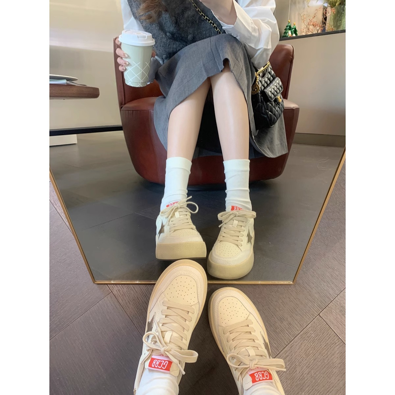 Adidași de damă din piele cu cusături în formă de stea, partea superioară din piele de vită dublă, talpă din cauciuc, căptușeală din plasă, închidere cu șiret în față