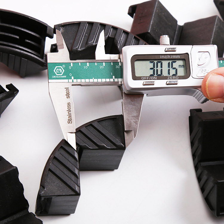 Clip de colț din aluminiu pentru cadre de uși și dulapuri – fixare la 90°, marca Faming