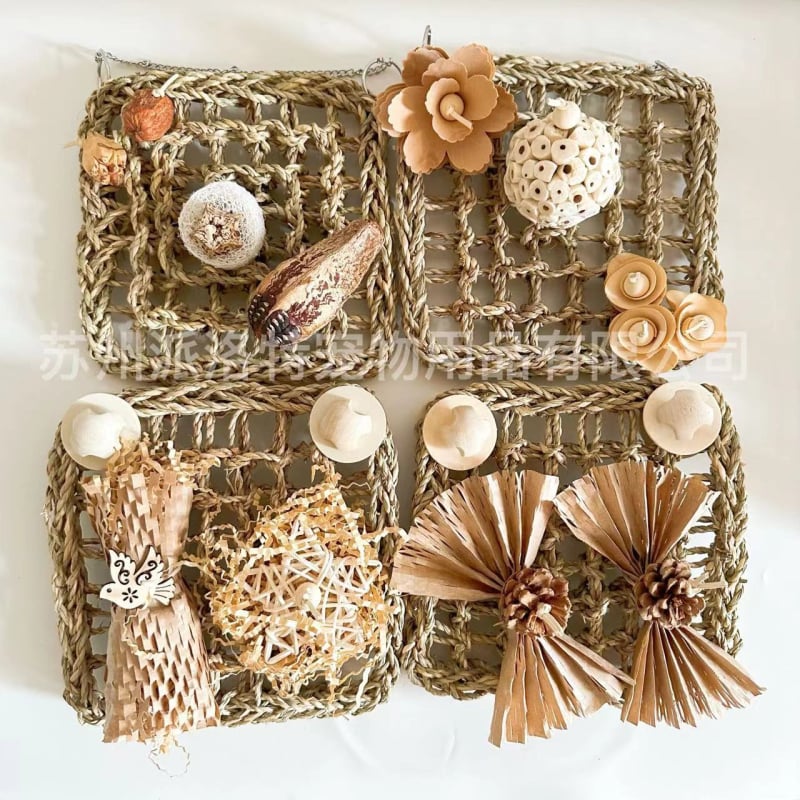 Jucărie pentru papagal cu plasă de mestecat din paie și design cu minge de iarbă, motiv fructat, model Ky2469