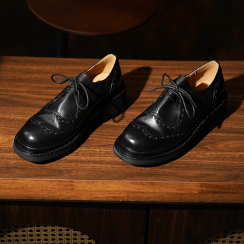 Ženske kožne brogue lace-up loaferice - okrugla prednja špička, 3-5 cm srednji potpetica, podstava od svinjske kože