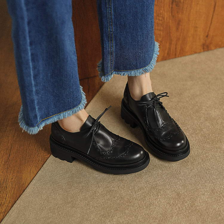 Ženske kožne brogue lace-up loaferice - okrugla prednja špička, 3-5 cm srednji potpetica, podstava od svinjske kože
