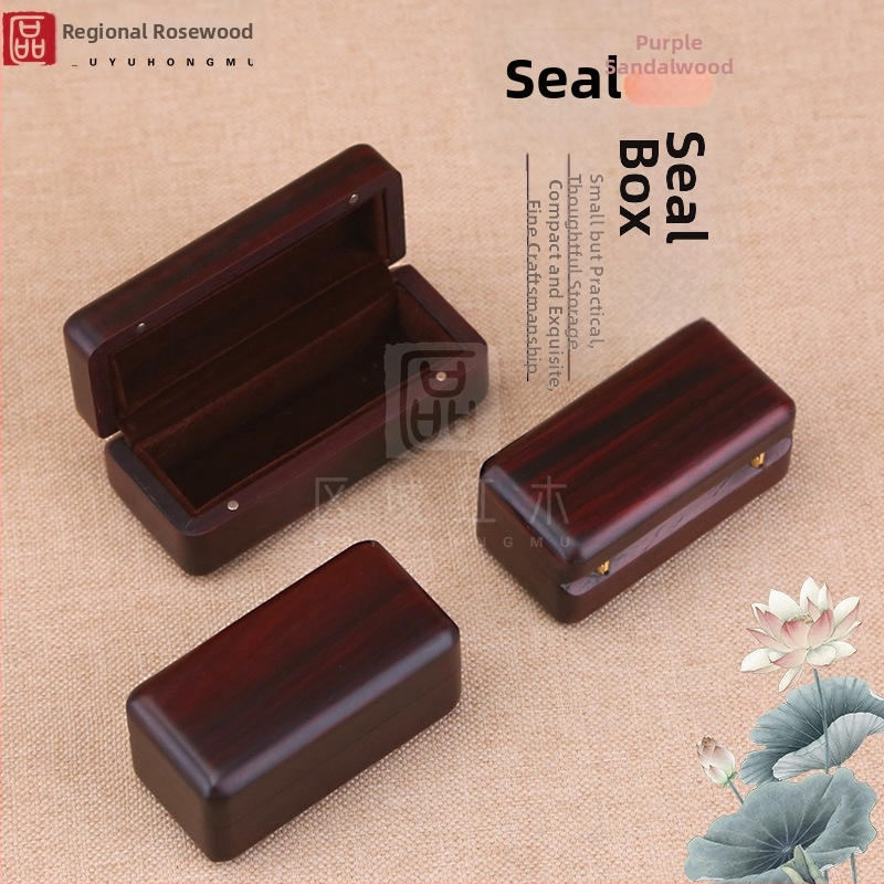 Prenosná drevená škatuľka na jednu pečiatku so sklápacím vekom, prírodné drevo, gravírovanie, vnútorná výstelka kávový filc, model PEF901, úložná schránka na pečiatky