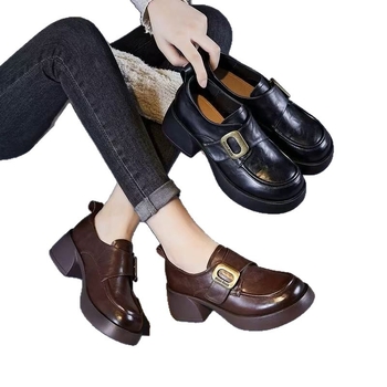 Ženske loaferice – koža prvog sloja, zaobljeni vrh, Velcro kopča, srednja visina potpetice 3–5 cm, gumeni potplat