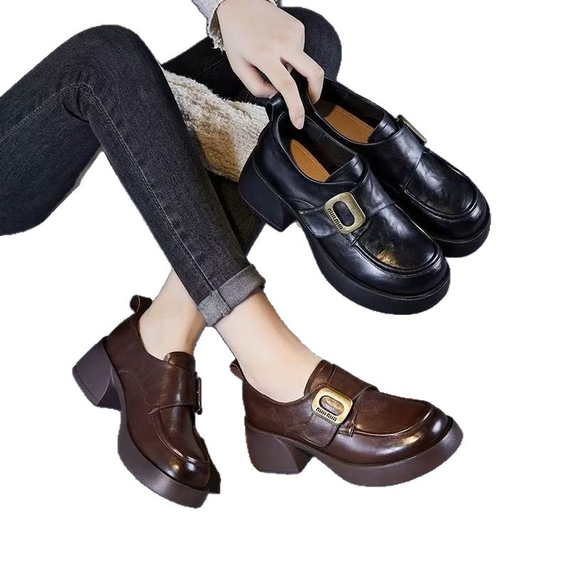 Ženske loaferice – koža prvog sloja, zaobljeni vrh, Velcro kopča, srednja visina potpetice 3–5 cm, gumeni potplat