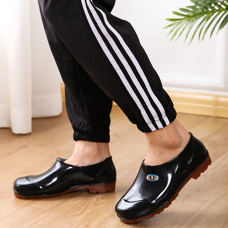Muške kišne čizme, PVC gornji dio, plastična potplata, protuklizne, otporne na habanje, sportski stil, proljeće 2025