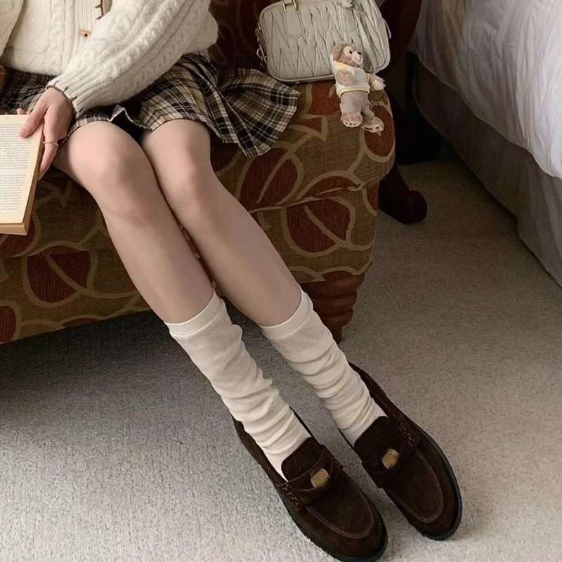 Дамски лофери от замша със монетен детайл, кръгъл нос, нисък ток, гумена подметка