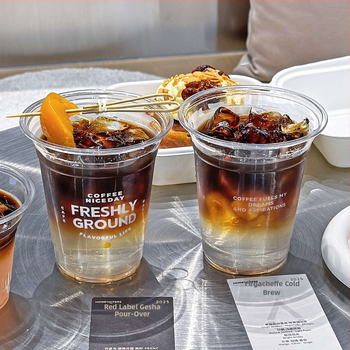 Jednokratna PET čaša za hladne napitke s poklopcem – plastična čaša za ponijeti s otiskom logotipa