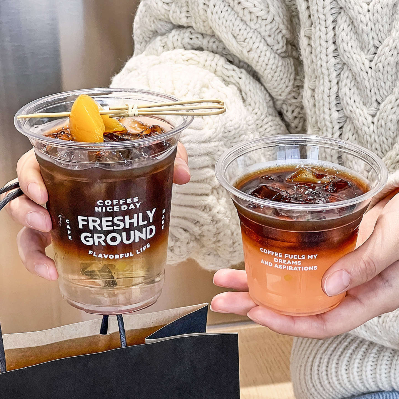 Jednokratna PET čaša za hladne napitke s poklopcem – plastična čaša za ponijeti s otiskom logotipa