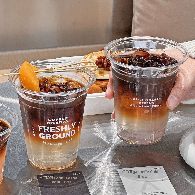 Jednokratna PET čaša za hladne napitke s poklopcem – plastična čaša za ponijeti s otiskom logotipa