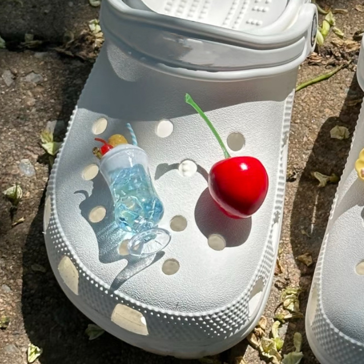 Izmjenjive dekorativne kopče za Crocs‑stil cipele: za sandale i papuče s motivima sladoleda, cvijeća i trešnje na gornjem dijelu – svakodnevni, sladak stil, pogodan za sve sezone
