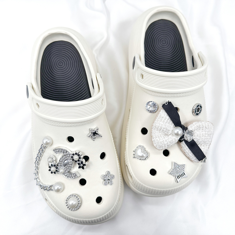 Set ukrasa za Crocs cipele s kristalima u obliku srca i mašnicom; model LF-0190; pogodna za papuče i Crocs; stil kopča, svakodnevna udobnost; marka New beauty; pogodno za ljeto, proljeće, jesen