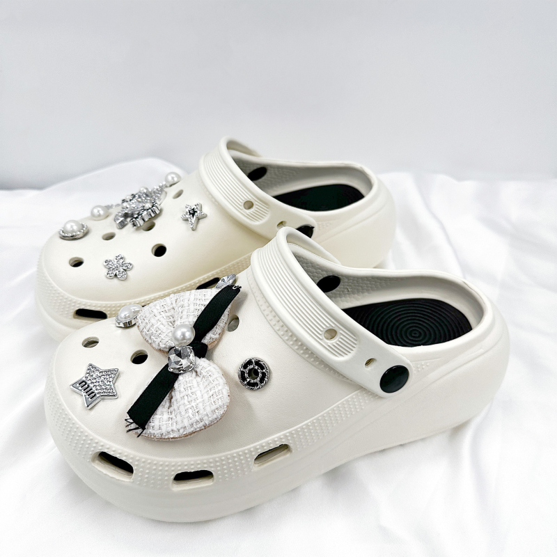 Set ukrasa za Crocs cipele s kristalima u obliku srca i mašnicom; model LF-0190; pogodna za papuče i Crocs; stil kopča, svakodnevna udobnost; marka New beauty; pogodno za ljeto, proljeće, jesen