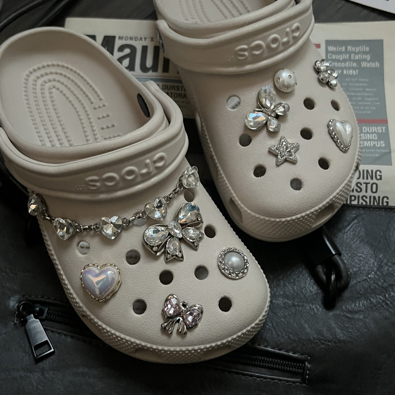 Aksesori Crocs-stila za obuću: metalna dijamantna leptir i cvijet, DIY kopča, brend Sister ye zi, model Suit; kompatibilno s sandalama, casual cipelama i papučama; stil Cartoon, Cartoon Paradise; sezona proljeće/ljeto/jesen