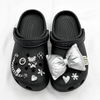 Crocs dodaci set: odvojene srebrne mašnice i kopča, model Nr-0068, kompatibilno Crocs, stil Kopča, svakodnevno nošenje