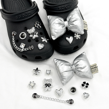 Crocs dodaci set: odvojene srebrne mašnice i kopča, model Nr-0068, kompatibilno Crocs, stil Kopča, svakodnevno nošenje