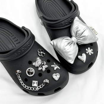 Crocs dodaci set: odvojene srebrne mašnice i kopča, model Nr-0068, kompatibilno Crocs, stil Kopča, svakodnevno nošenje