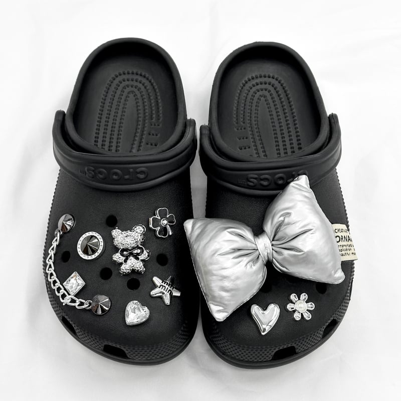 Crocs dodaci set: odvojene srebrne mašnice i kopča, model Nr-0068, kompatibilno Crocs, stil Kopča, svakodnevno nošenje