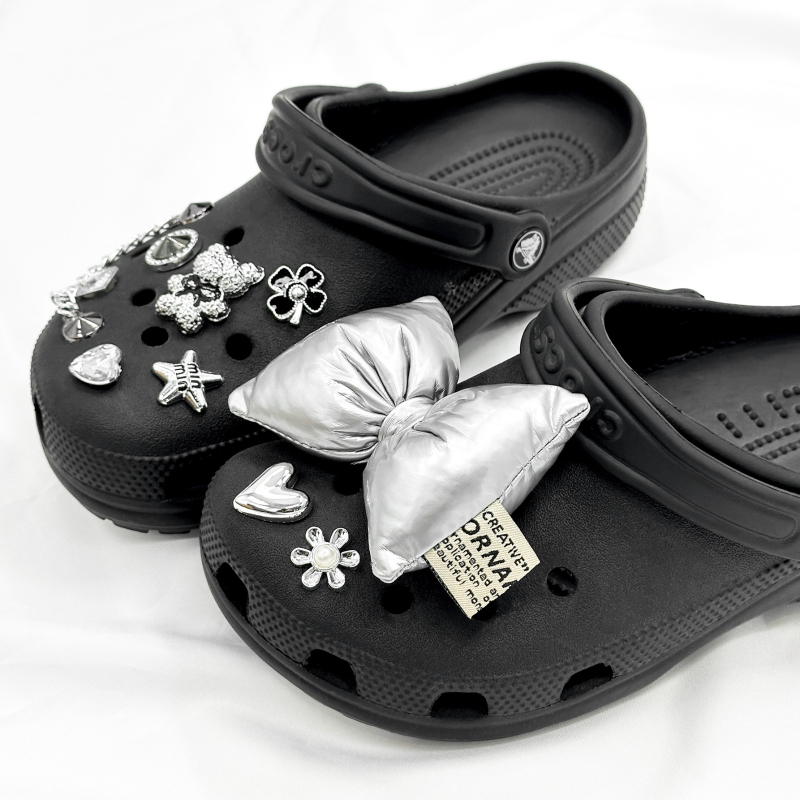 Crocs dodaci set: odvojene srebrne mašnice i kopča, model Nr-0068, kompatibilno Crocs, stil Kopča, svakodnevno nošenje