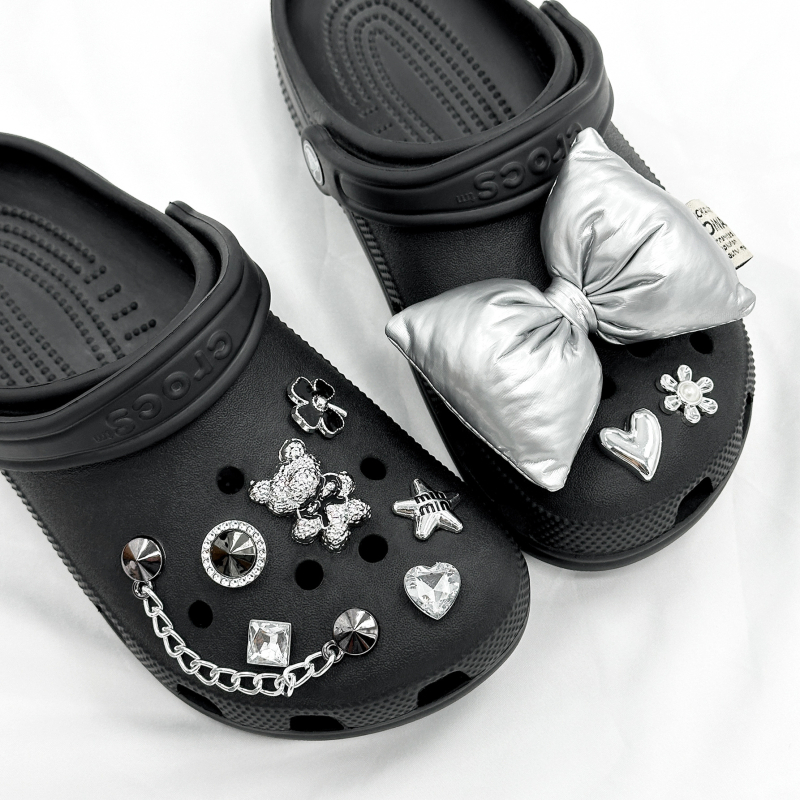 Crocs dodaci set: odvojene srebrne mašnice i kopča, model Nr-0068, kompatibilno Crocs, stil Kopča, svakodnevno nošenje