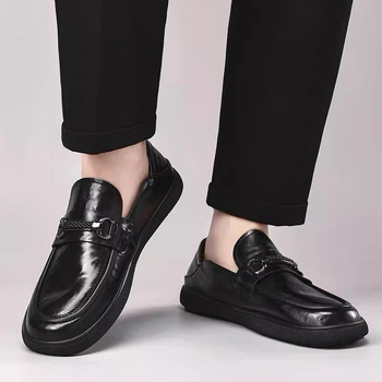 Férfi bőr loaferek Slip-On stílusban, felső rész borjúbőr, gumi talp, kerek orr, vastag sarok