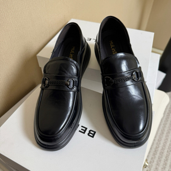 Férfi bőr loaferek Slip-On stílusban, felső rész borjúbőr, gumi talp, kerek orr, vastag sarok