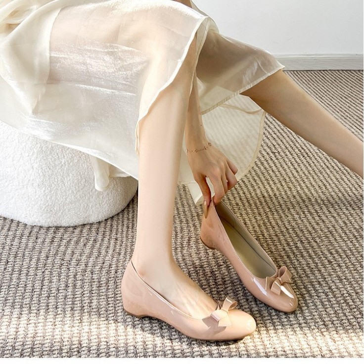 Дамски равни обувки от овча кожа с вътрешно повдигане 4 см, кръгъл нос, нисък връх, вътрешна подплата от овча кожа и гумирана подметка