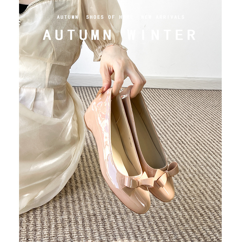 Дамски равни обувки от овча кожа с вътрешно повдигане 4 см, кръгъл нос, нисък връх, вътрешна подплата от овча кожа и гумирана подметка