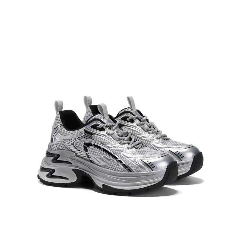 Ženske cipele tip dad shoes s debelom potplatom, gornji materijal od kože goveda, unutrašnjost od janjeće kože, gumeni potplat, vezanje, visina pete 3–5 cm