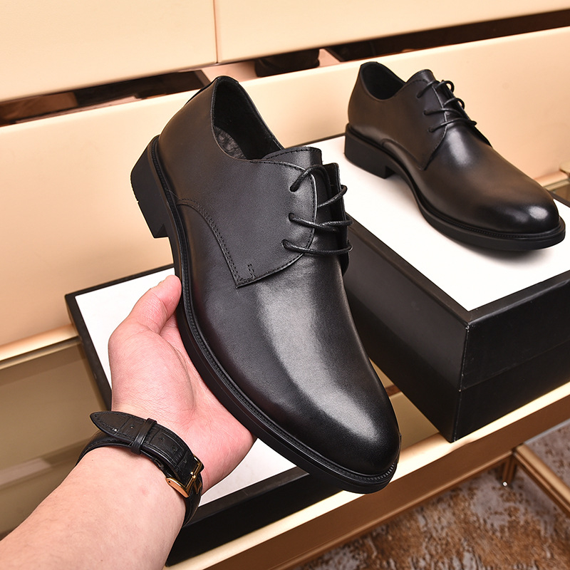 Férfiaknak szóló formális bőrből készült cipő, felsőrész marhabőrből, talp gumi, orr rész bőrből, alacsony boka magasság, lélegző, csúszásmentes, kopásálló, ütéscsillapítás