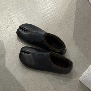 Casual slip-on cipele s dizajnom razdvojenih prstiju; unutarnja podstava od vune; gornji dio: umjetni pliš; potplat: guma; visina potpetice: niska 1–3 cm; oblik vrha: okrugli
