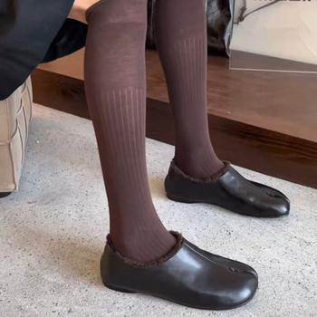 Casual slip-on cipele s dizajnom razdvojenih prstiju; unutarnja podstava od vune; gornji dio: umjetni pliš; potplat: guma; visina potpetice: niska 1–3 cm; oblik vrha: okrugli